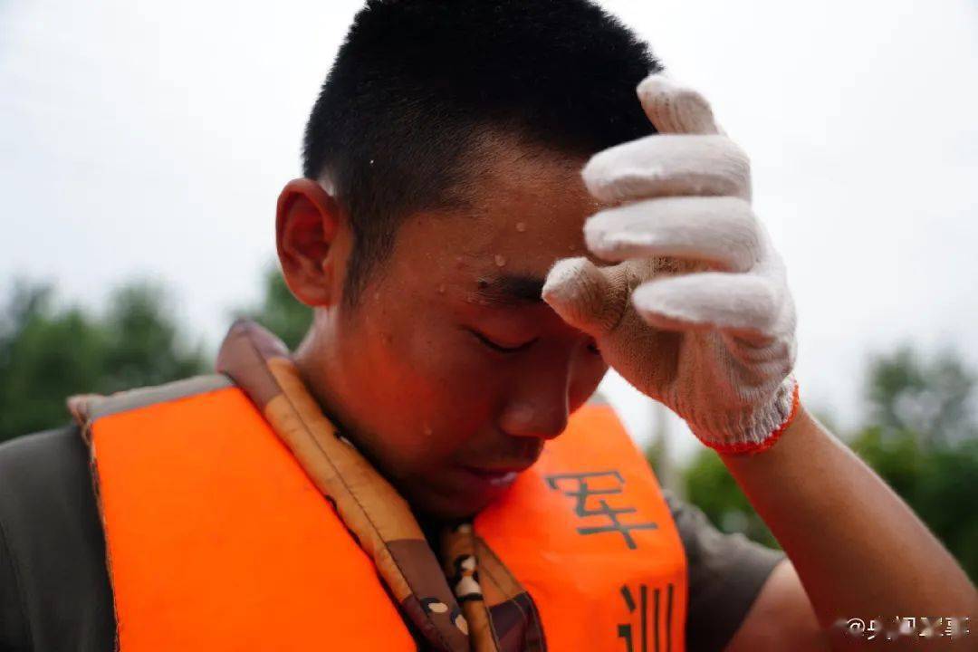 你们是人民心中永远的英雄向你们致敬!