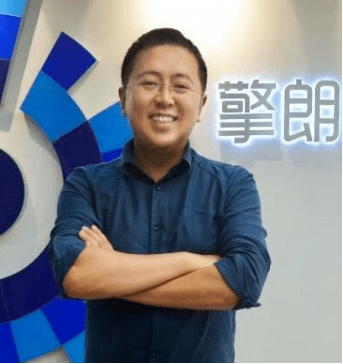 李通拥有华中科技大学电气工程及其自动化本科和硕士学位,是上海擎朗