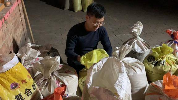 肉娃和二姐夫卖小米去农户家收谷子帮助农民解决粮食滞销