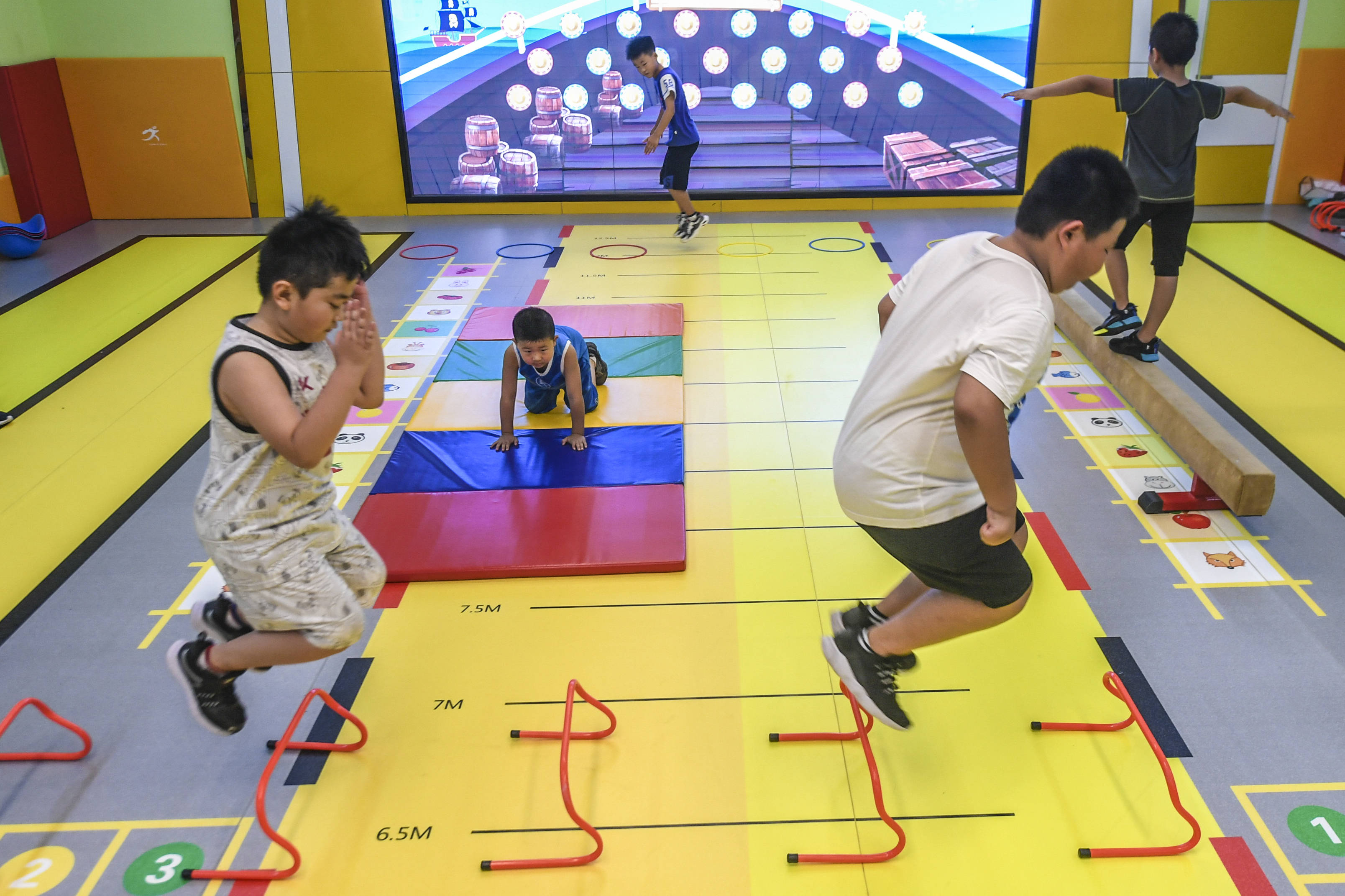 7月30日,在河北省故城县,小学生进行体适能训练