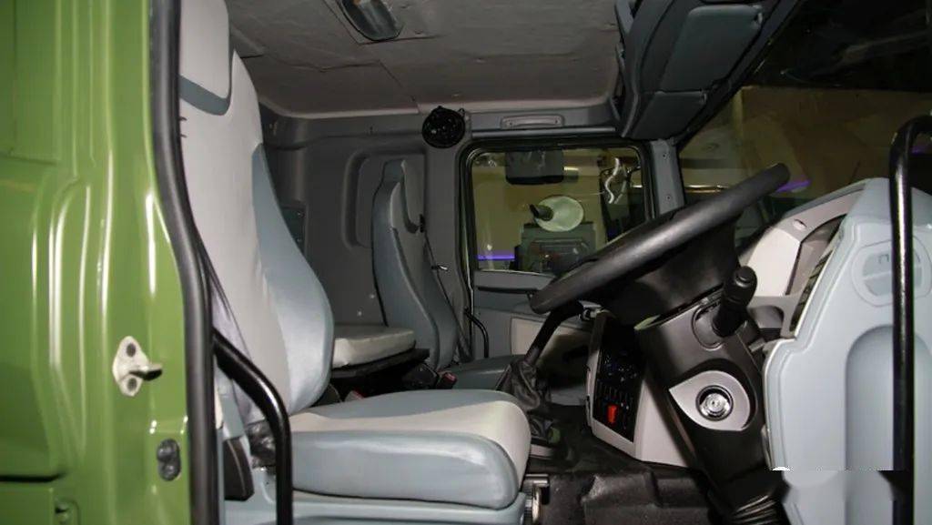 驾驶室内相对简洁,座椅较为舒适,仪表盘为立式凹型.