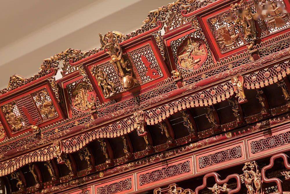 在木雕大师展厅的雕花皇帝杜云松的作品:千工床.