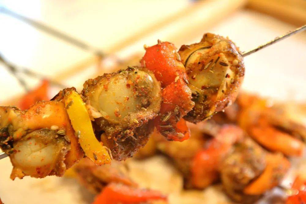 用彩椒与扇贝肉一起炭烤客串家的烤扇贝不同于常见的烤粉丝扇贝香就完