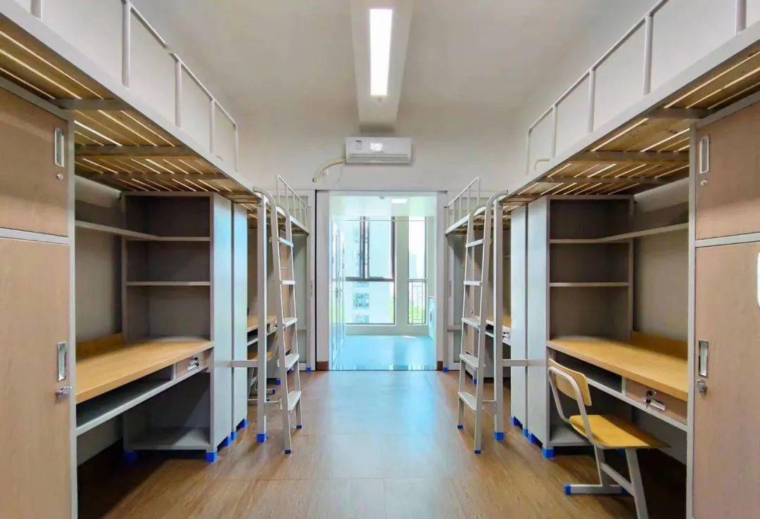 best wishesenjoy the season这一站 · 宿舍结束一天的疲惫回到寝室