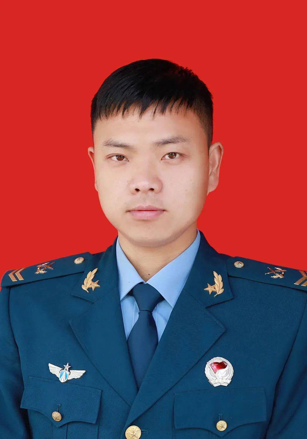 1985年8月出生,2003年12月入伍,现任94973部队班长,四级军士长军衔