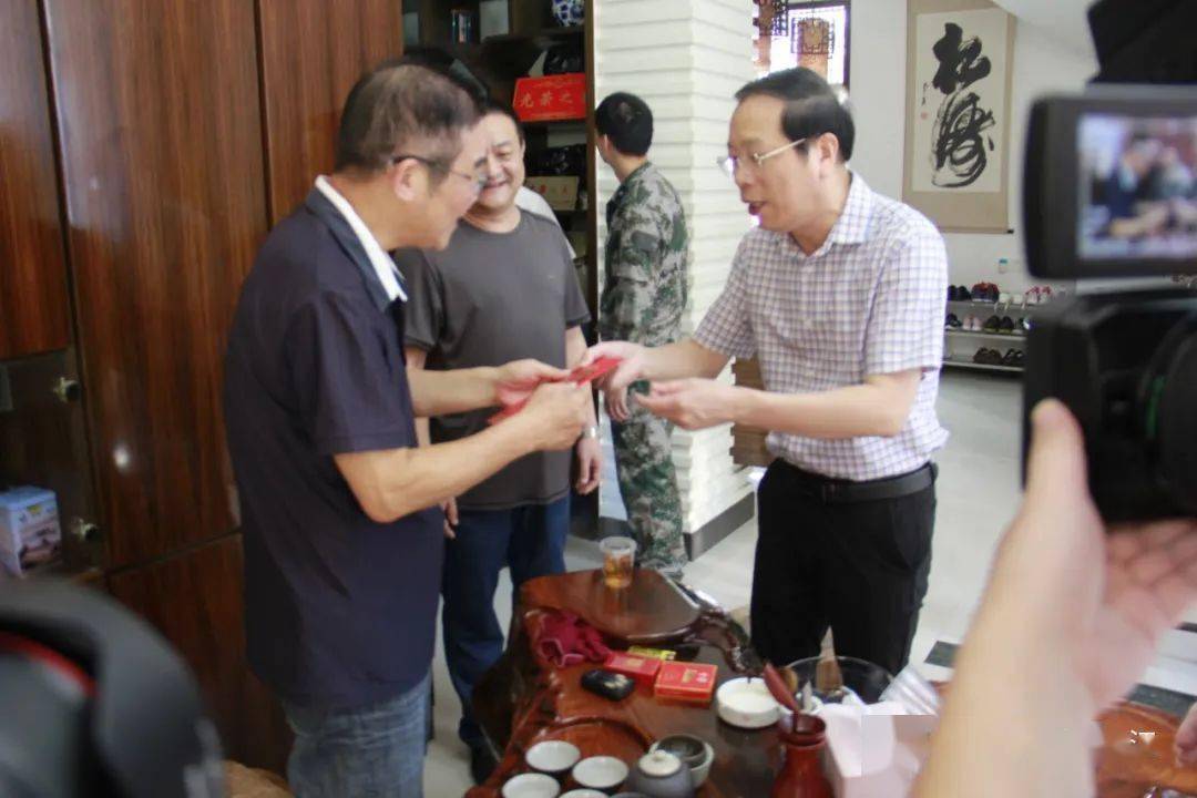 "在现役团级以上干部翁新春家中,黄齐秋,吴思斌与其家属亲切交谈,在