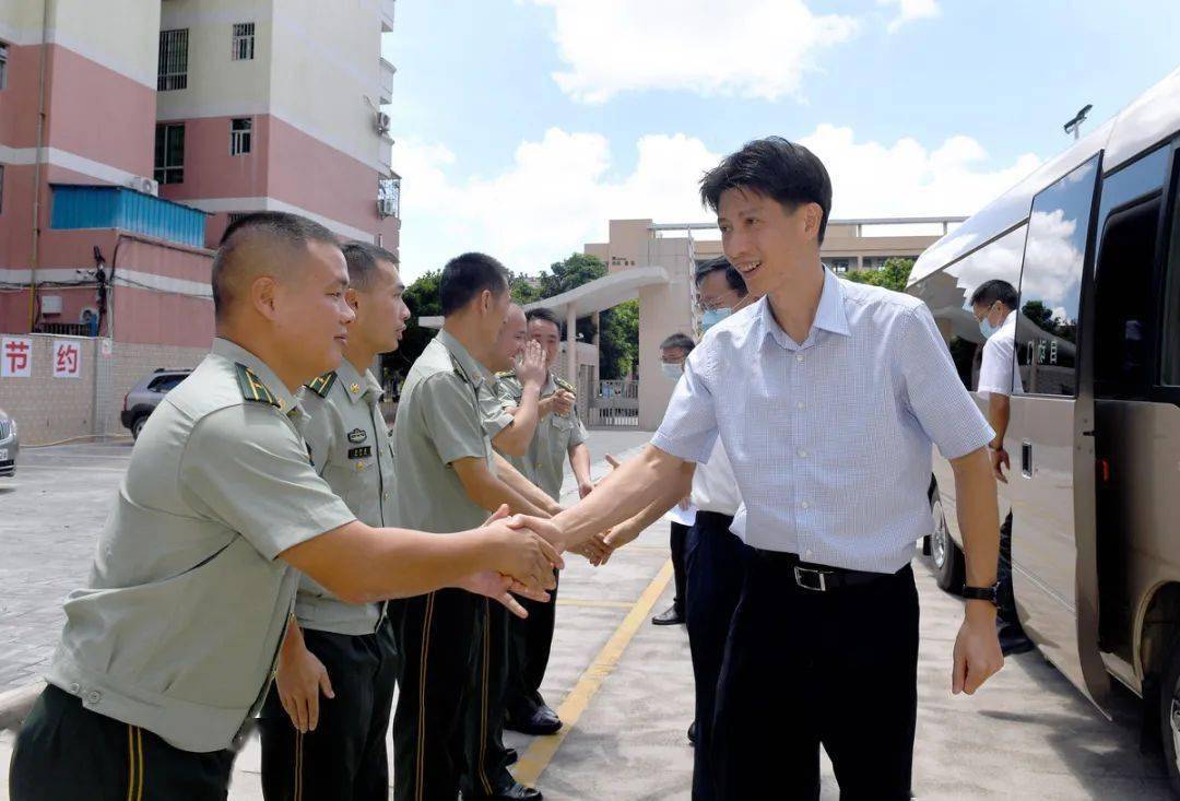 温湛滨慰问阳江军分区和海警局官兵
