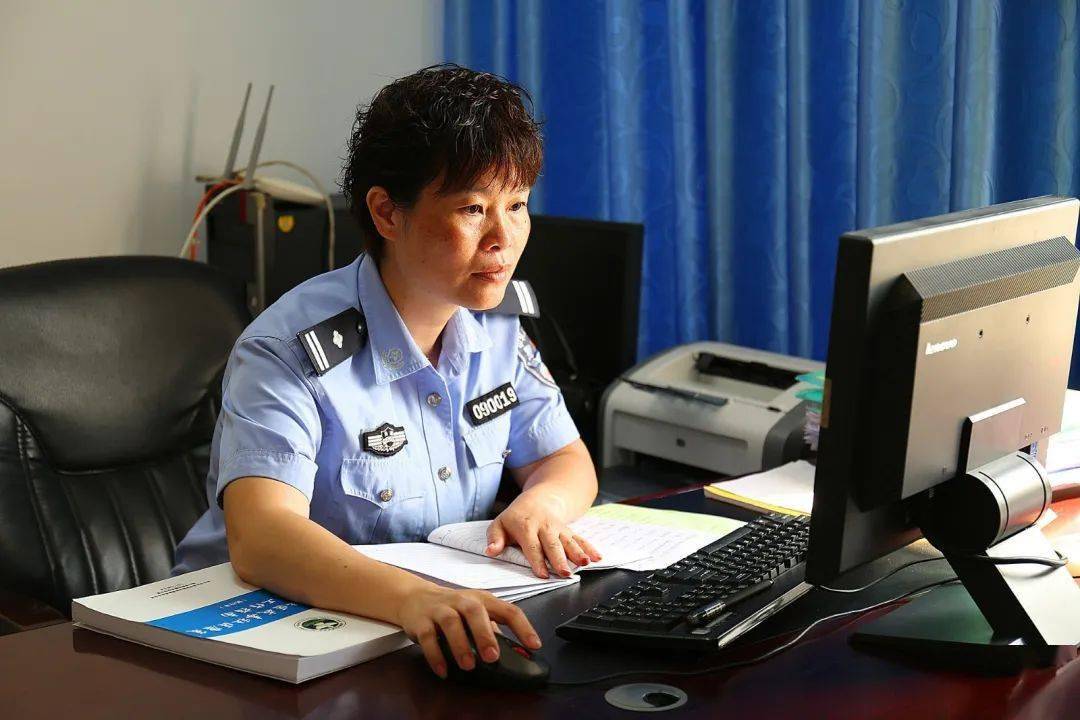 王小梅多次组织培训班,并带领禁毒专干,派出所民警与吸毒人员及家属