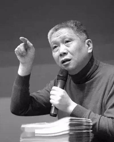 商人谢根荣找来一堆玉片,请牛福忠串