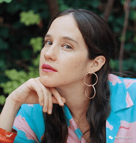 英国歌手maisie peters在她九岁的时候写了第一首歌.