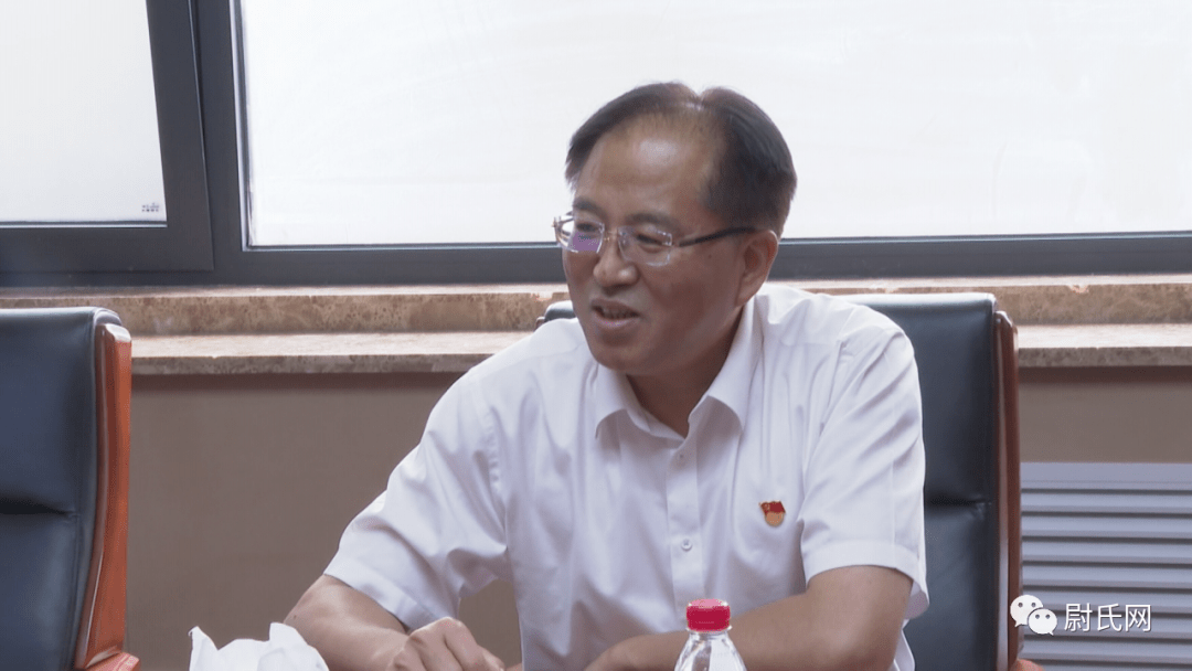 7月30日下午,县委书记梁东雁带队到开封军分区看望慰问驻汴官兵,共叙