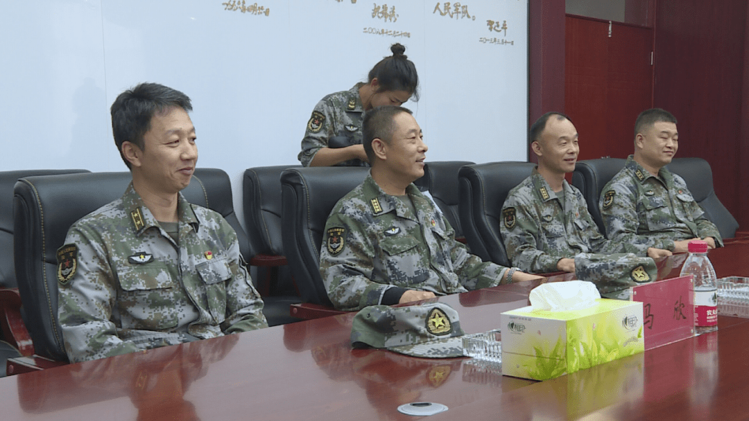 在32149部队,杨劭春与部队官兵座谈交流,介绍了孟津近年来经济社会
