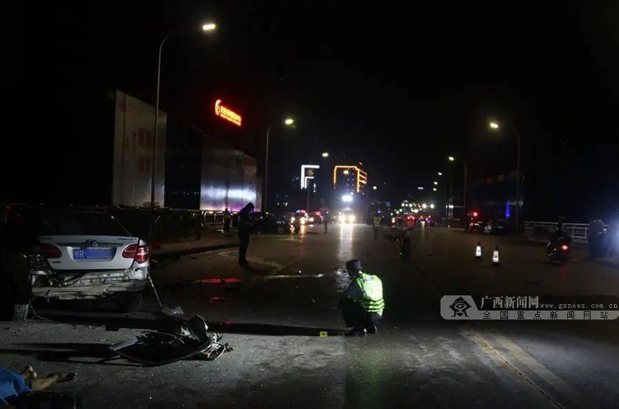 灵山一男子深夜驾车发生车祸,三车相撞致2死4伤.