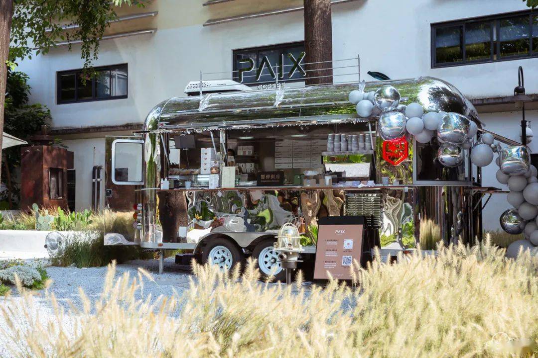 广州塔下【银色咖啡车】,卖10元一杯的冰美式.