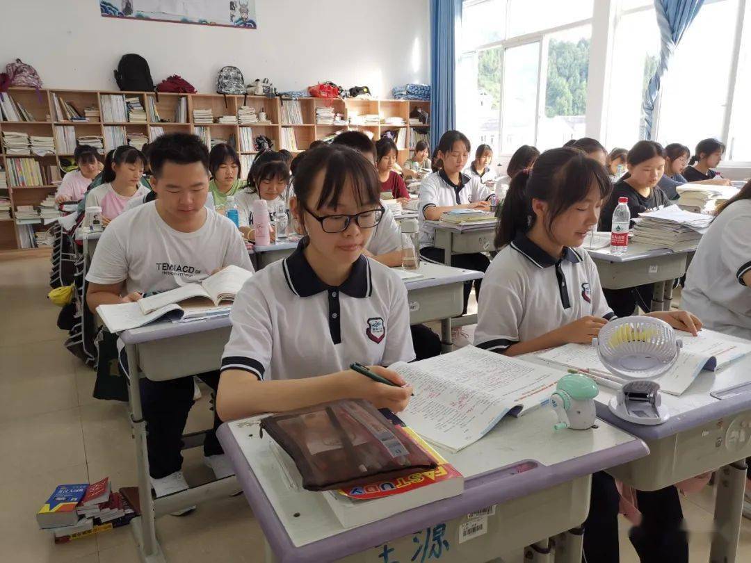 新时代好少年凯里三中潘凤孝在举手投足间爱在无微不至处