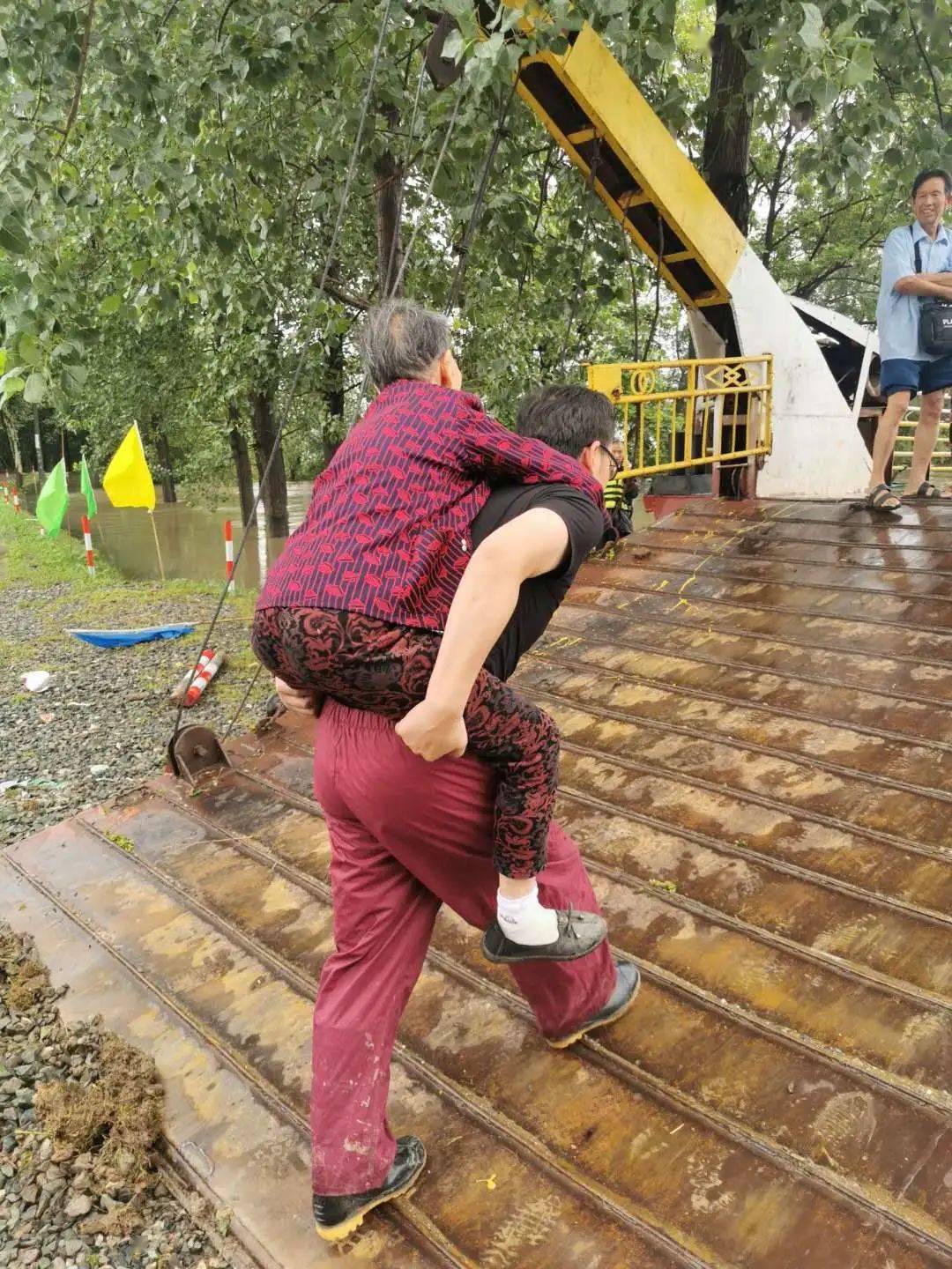 【榜样】为马鞍山的这位"背人哥"点赞!