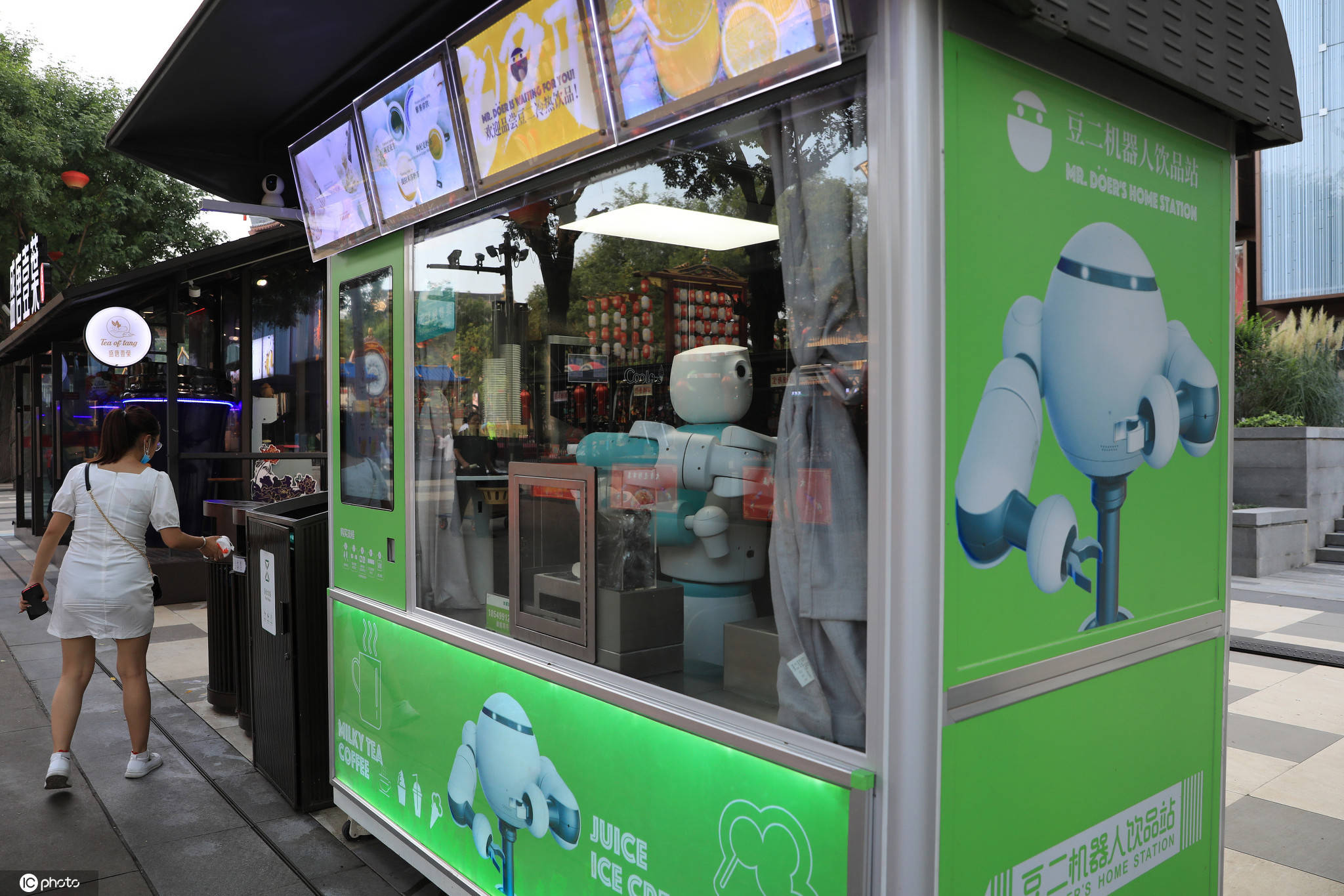 西安大唐不夜城现智能机器人售卖饮品