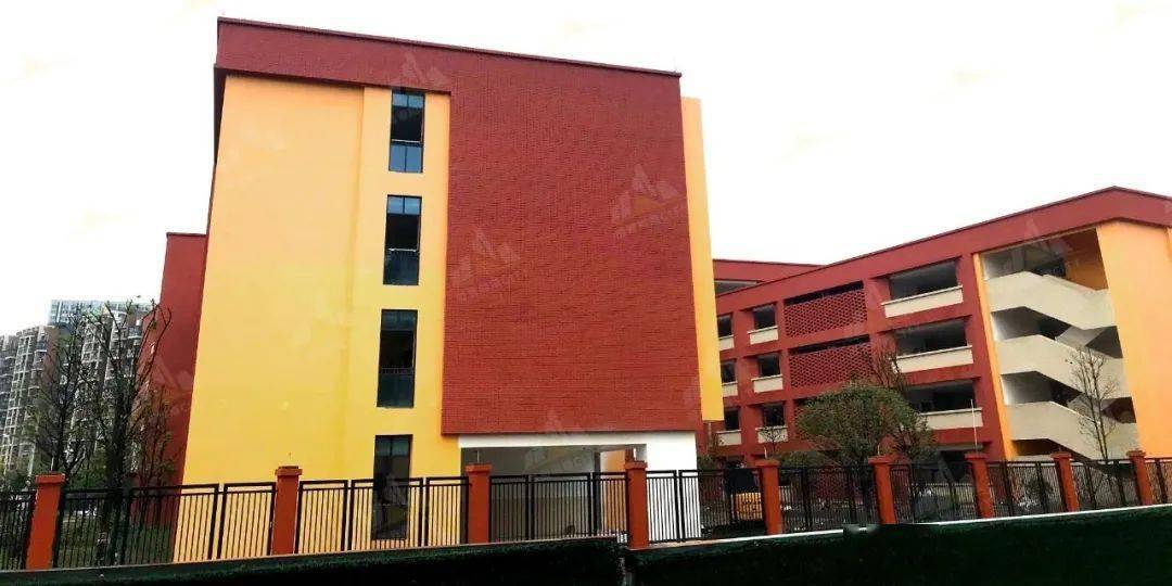 可以看到整个校园的全貌 细看楼栋外立面 以红,黄,白为主的颜色为主