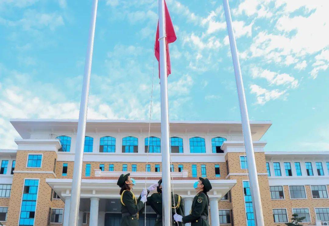 【重磅】国旗飘扬,国歌嘹亮--新宁都中学举行首次升旗仪式