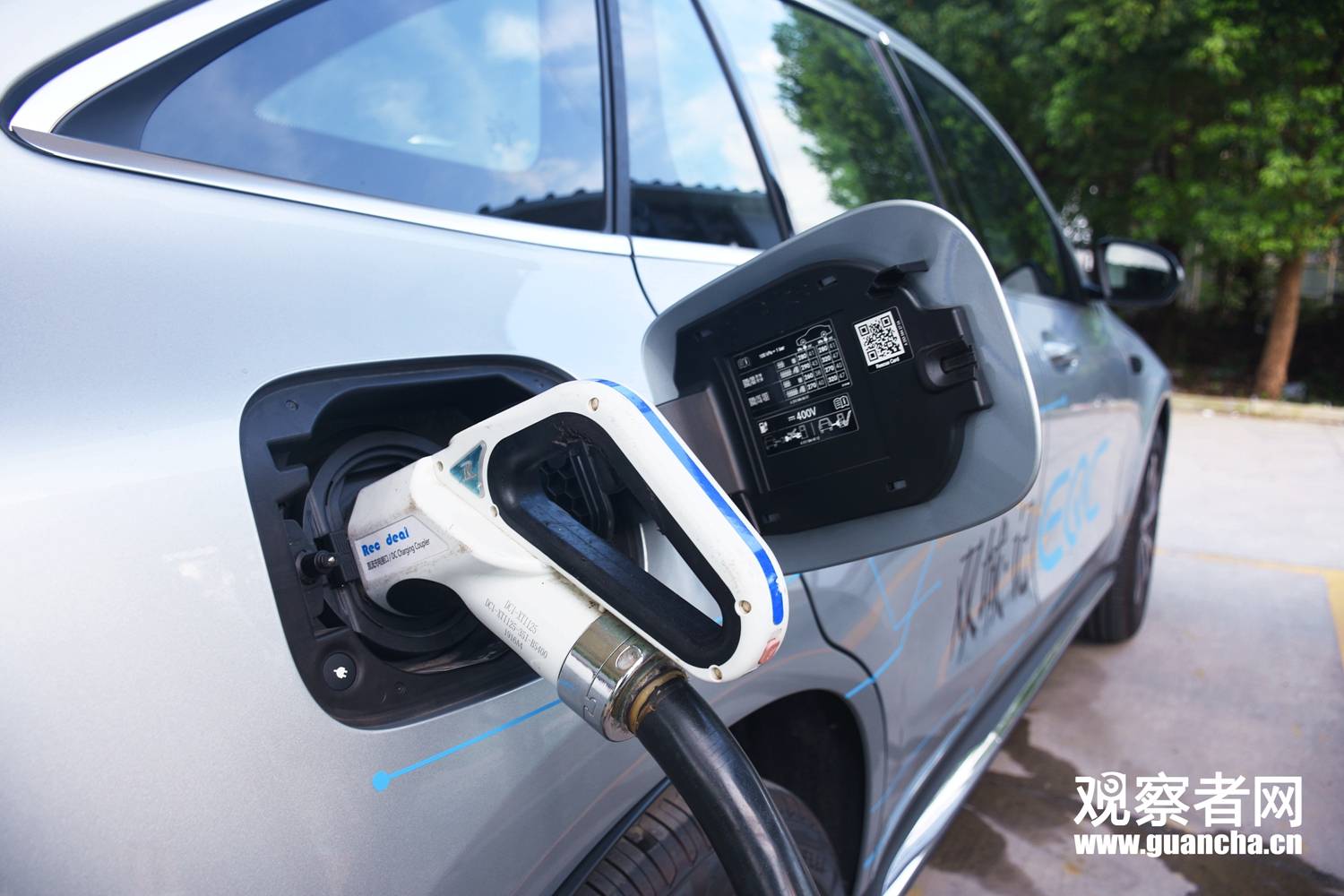 当然,身为高端品牌的奔驰自然也考虑到了电动汽车用户充电难的痛点