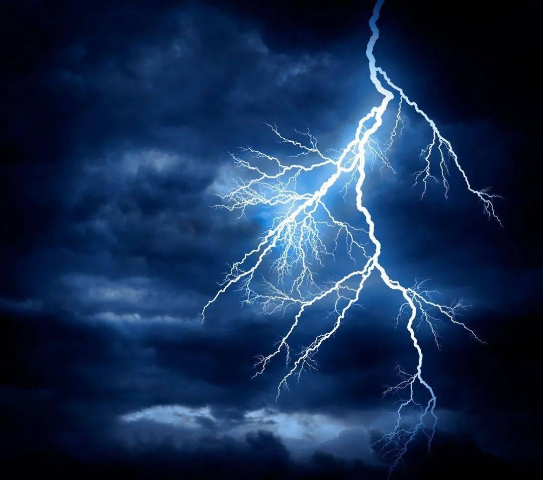 太可怕了变压器也会着火潮湿天气还多发