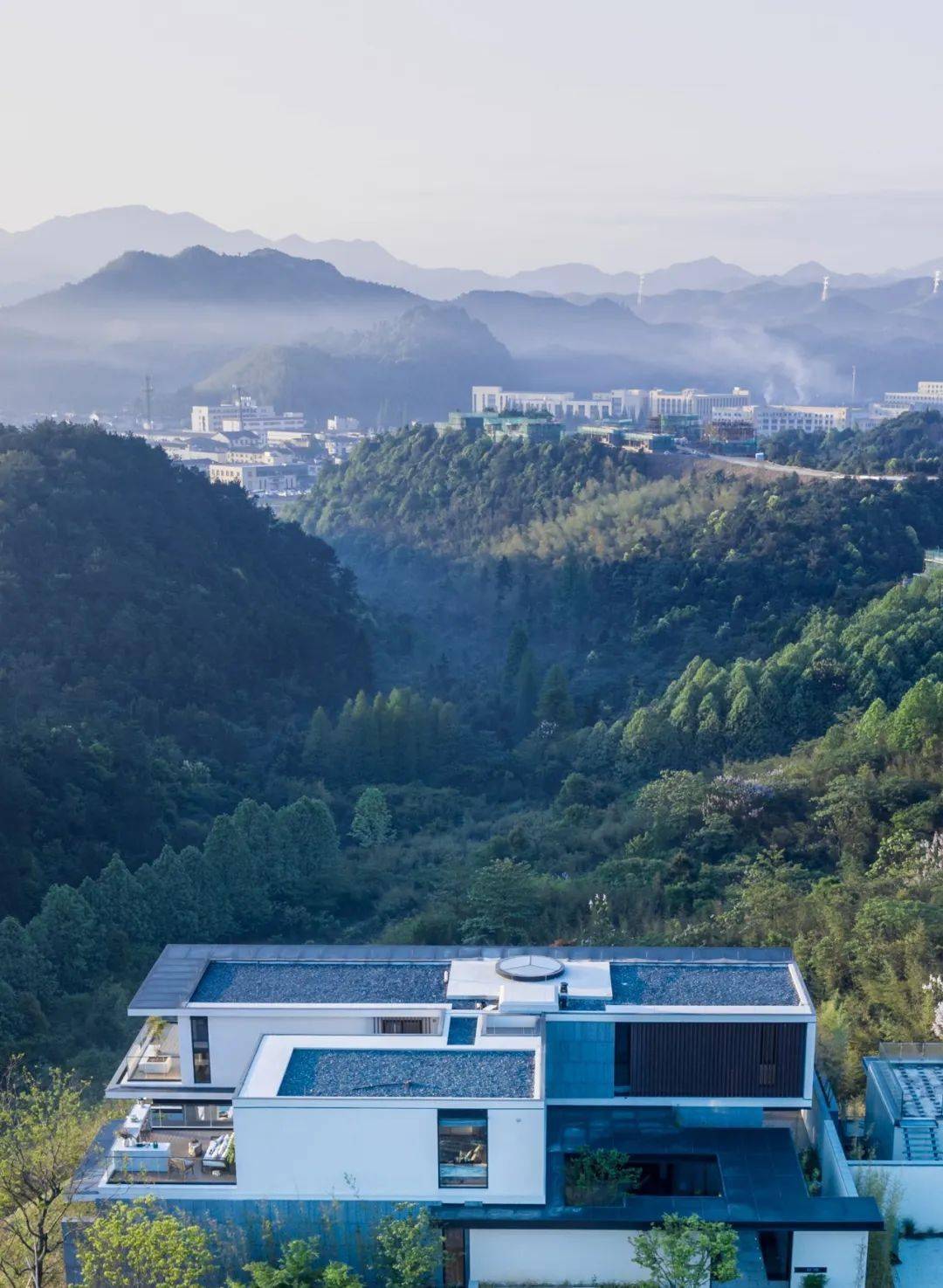 宋卫平第一个现代山地作品全新玻璃盒子堪称现代世外桃源