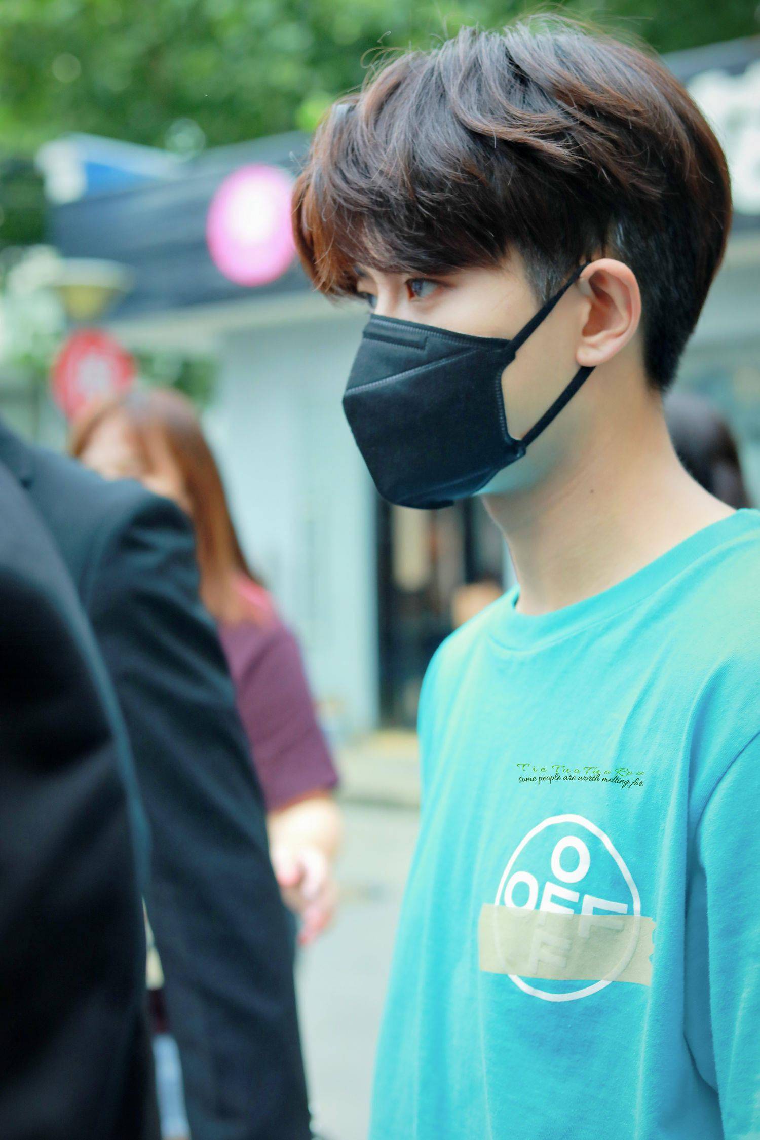 任嘉伦拍摄下班饭拍公开俏皮清新的日系少年