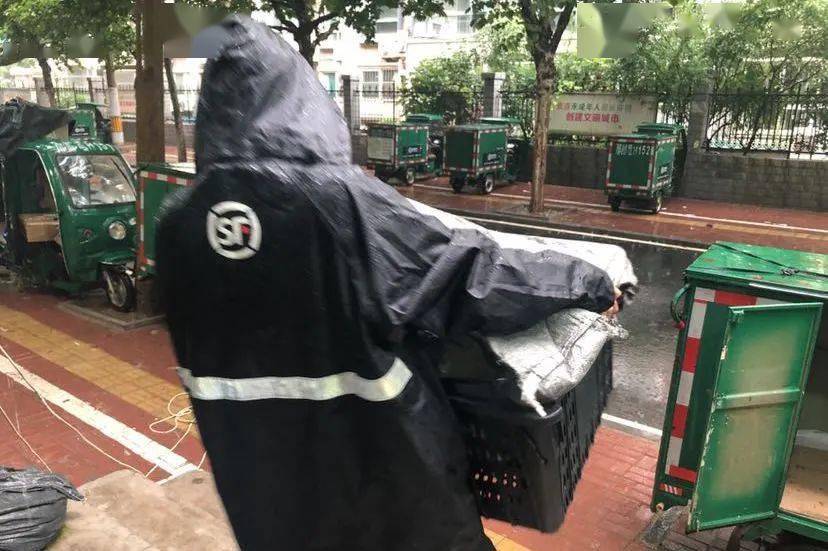 无惧风雨,顺丰小哥一直在路上