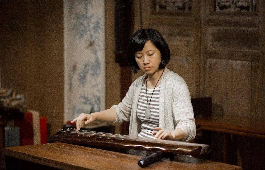 2009年跟随姚亮老师学习古琴.