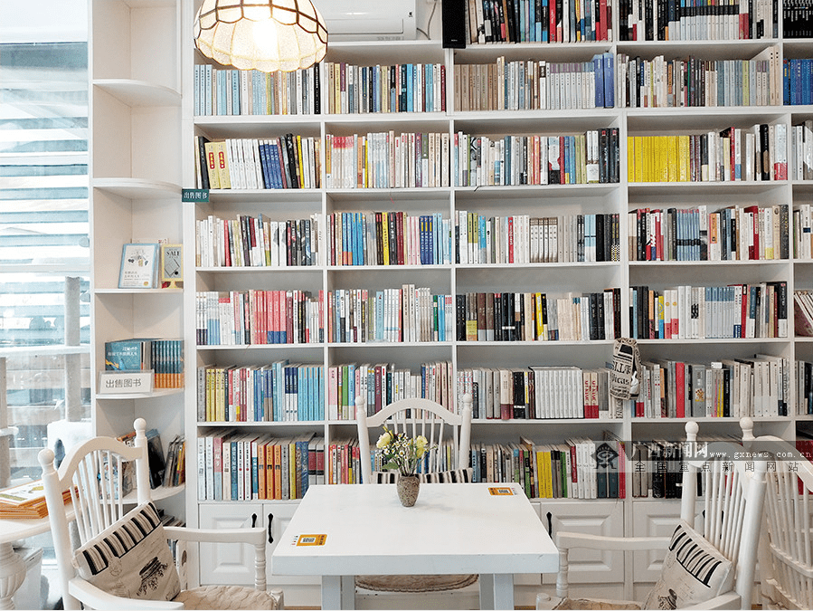 图为稻草人书屋的一角.