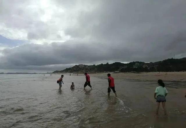 我村黄金沙滩并非游泳区域,海内常有离岸流,容易发生溺水事故,近期已