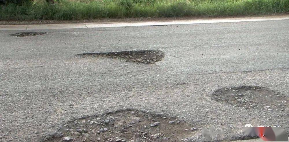 惊险宾阳县城这路段多处坑洼这些坑该治了