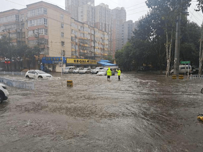 今天暴雨有多大长葛哪些路段不能通行有车在水中熄火