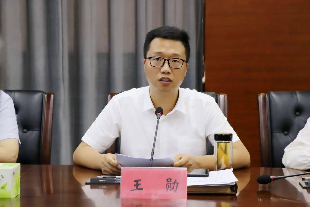 8月7日上午,镇党委书记杨朝友主持召开党委(扩大)