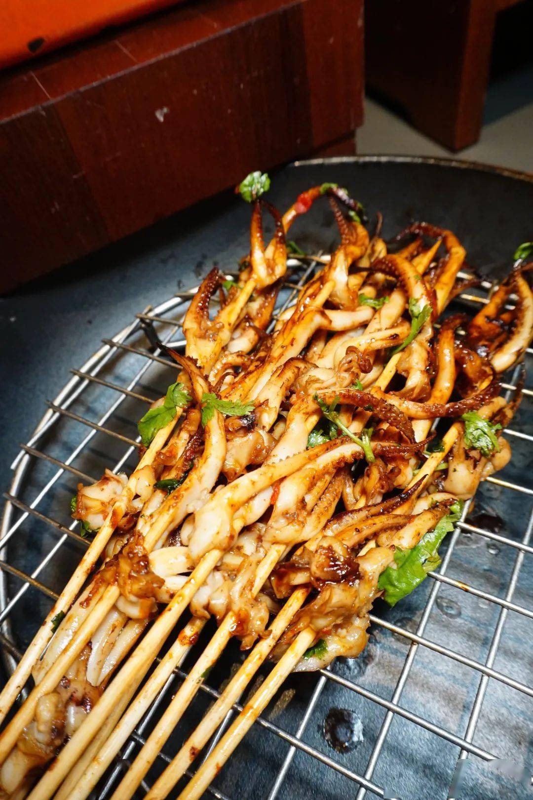 平日里价格不菲的烤鱿鱼和猪肋排这里也能不限量畅吃!