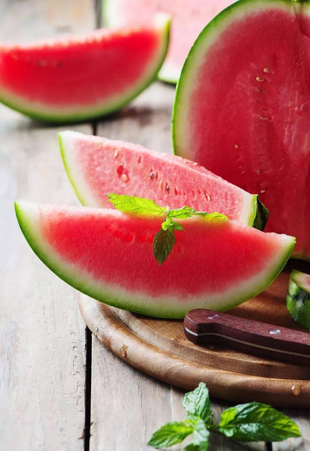 买个西瓜带回家在有些地方也称为"咬秋"立秋之后要"啃秋"夏天即将过去