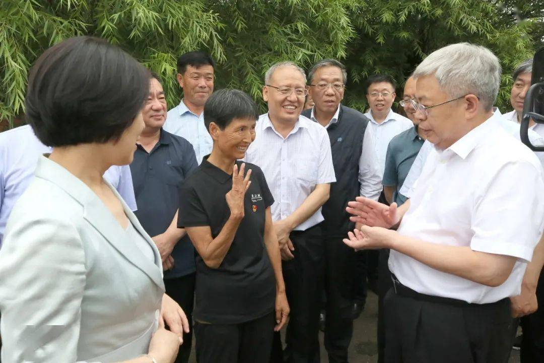 刘永富主任,曹金龙社长(左一)了解消费扶贫情况刘永富主任,苏国霞司长