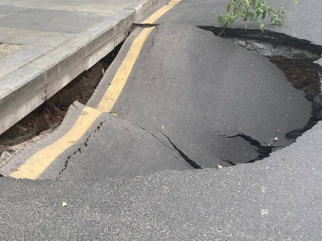 突发!白土坝路非机动车道发生塌陷