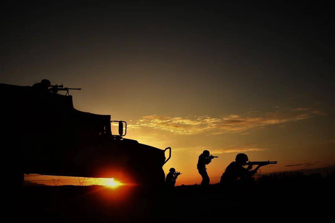 当青春遇上军旅快来收藏这组大漠热血剪影