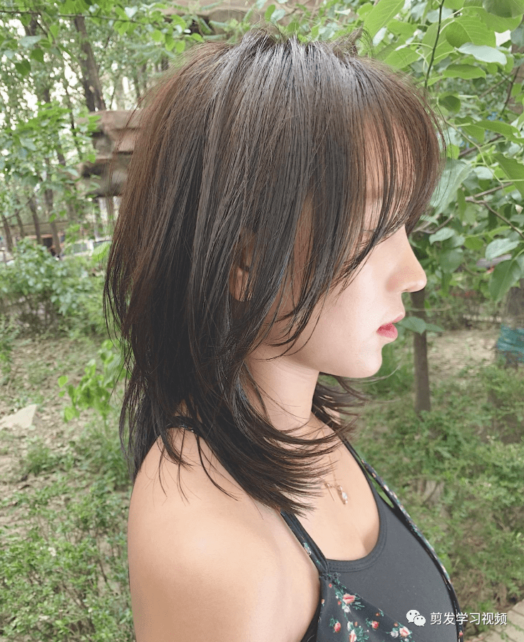 这款发型最大的特别之处就是处在发尾的裁剪设计,将发尾打薄有层次的