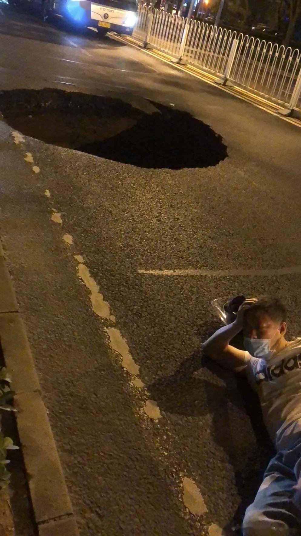 北京一人行道突然塌陷深越4米有行人掉落