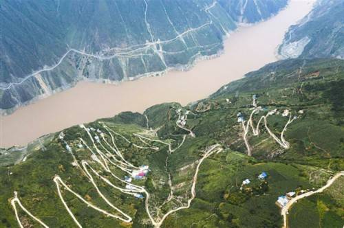 通往雷波县大坪子乡大坪子村的通村公路(无人机照片.