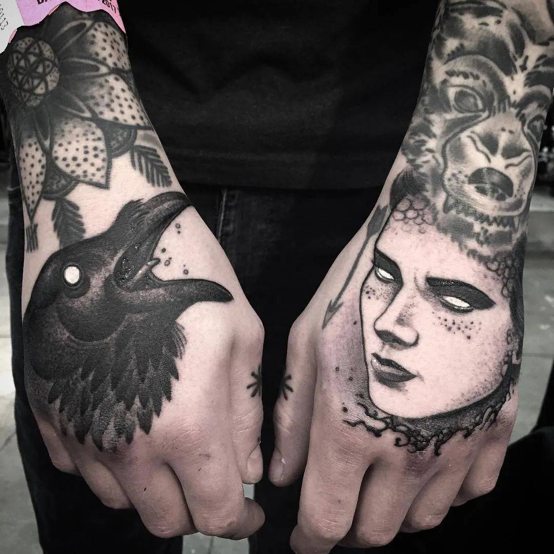 黑色在他手中成为了最凶狠的纹身武器