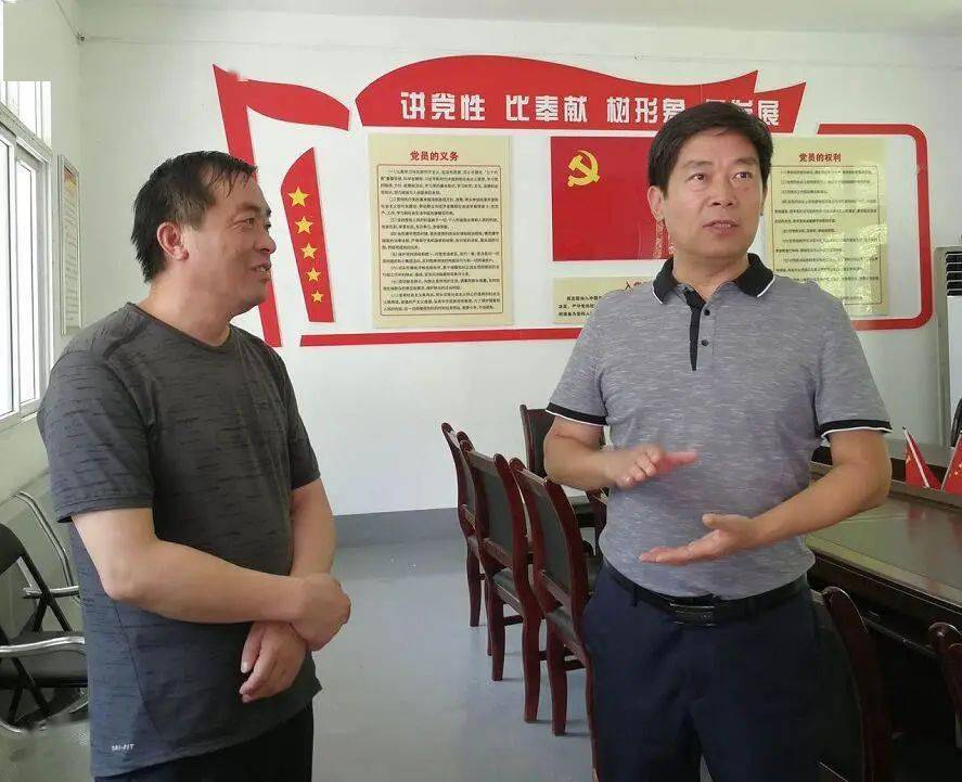 8月10日,县长陈伦富到城关镇三里垭村,西河镇三合村调研产业扶贫,就业