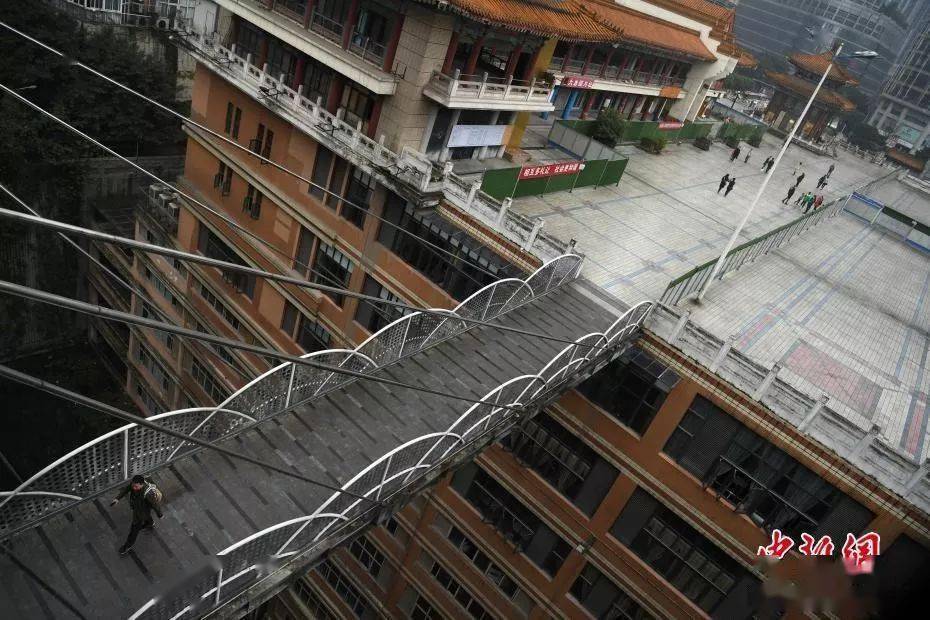就 因为"魔幻"而上热搜 轻轨穿楼而过 ↓↓ 想想你平时见到的"百步梯"