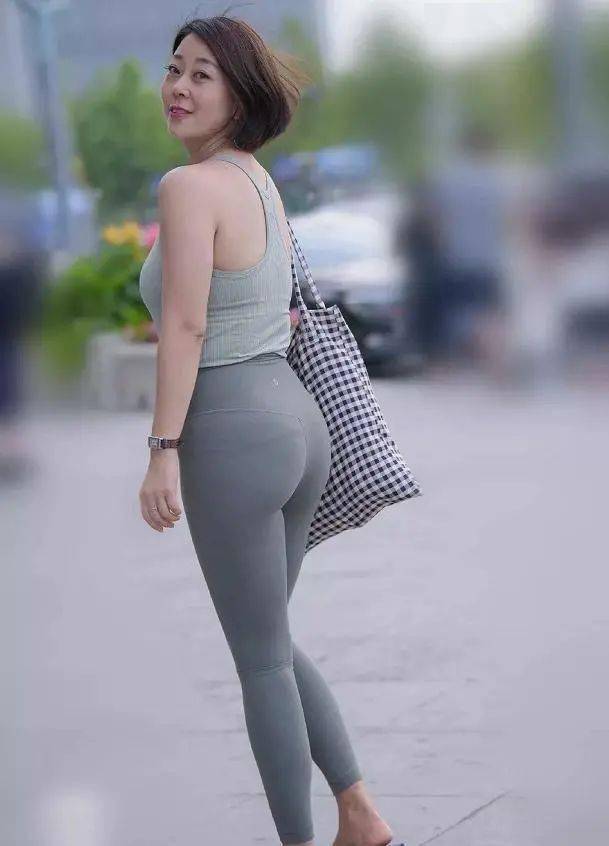 绿色上衣配黑色长裤,,青春活力感十足,展现女人最美的一面