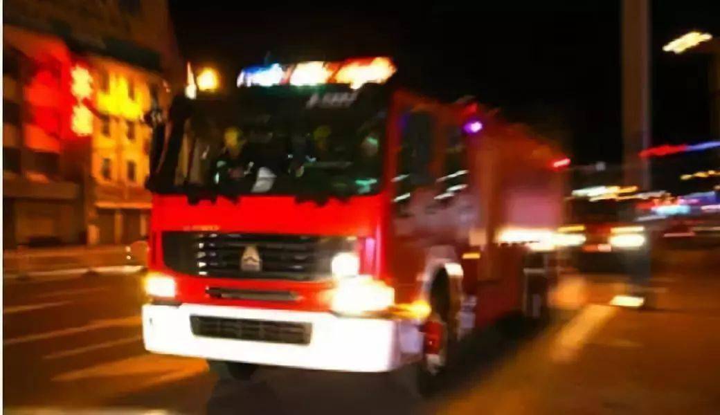 暖心| 出警遇堵,河源一摩托车乘客为消防车开辟生命通道!_手机搜狐网