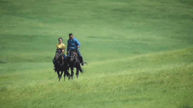跃上马背,这个蒙古族女孩在草原尽享暑假欢乐时光