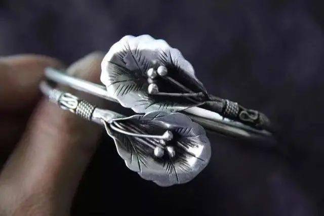 非遗助力脱贫攻坚丨小银锤敲出苗乡幸福路