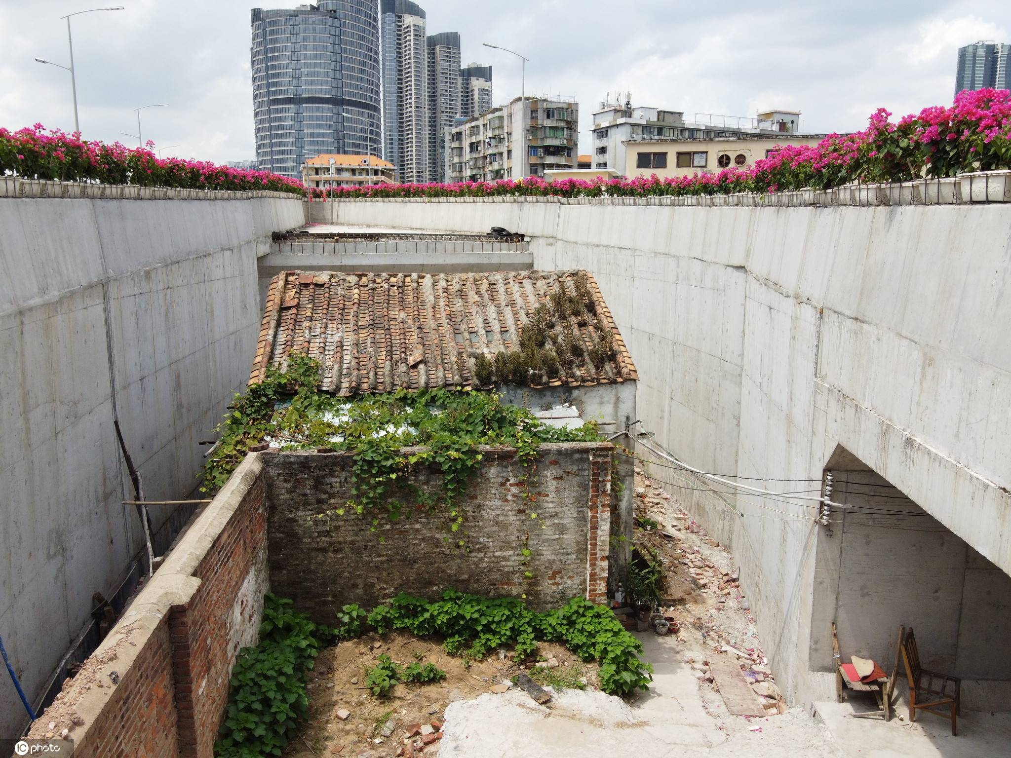 广州最牛钉子户成网红02大桥被迫劈叉